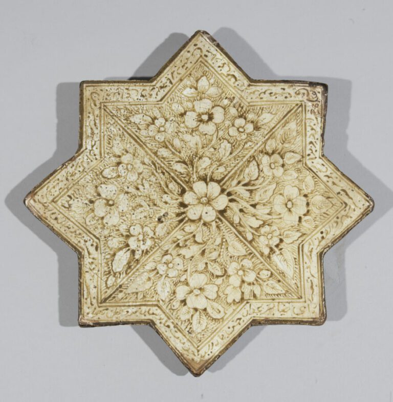Carreau Qadjar en forme d'étoile dans le goût de la période llkhanide - Pâte si…