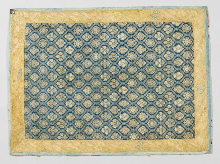 Fragment de soierie Safavide - Broderie de soie polychrome - Iran, XVIIe siècle…
