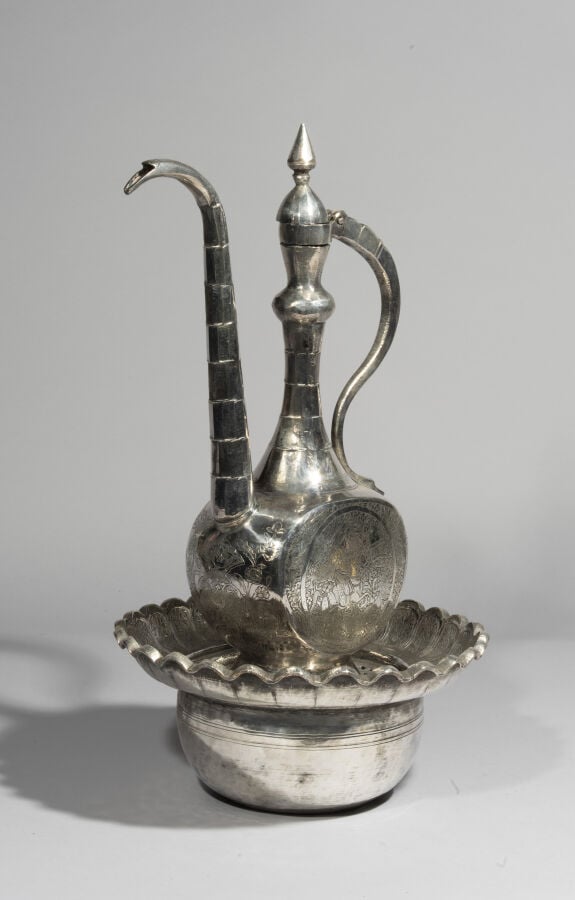 Aiguière, bassin et porte-savon, à décor gravé d'oiseaux et scènes de chasse -…