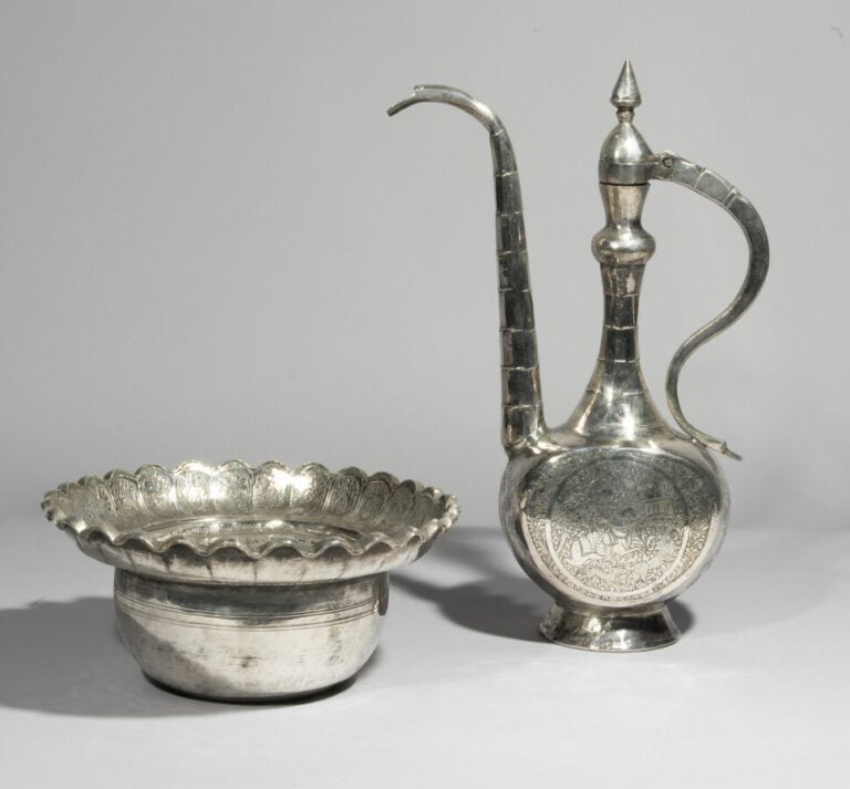 Aiguière, bassin et porte-savon, à décor gravé d'oiseaux et scènes de chasse -…