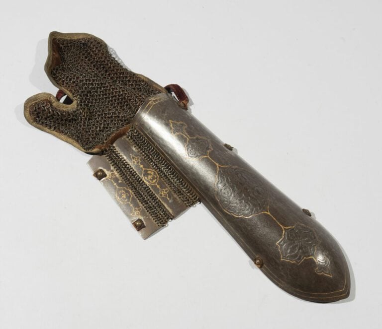Bazu band - Acier grave et damasquiné d'or, velours et fils métalliques - Iran,…