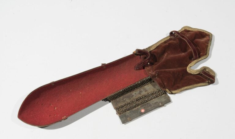 Bazu band - Acier grave et damasquiné d'or, velours et fils métalliques - Iran,…