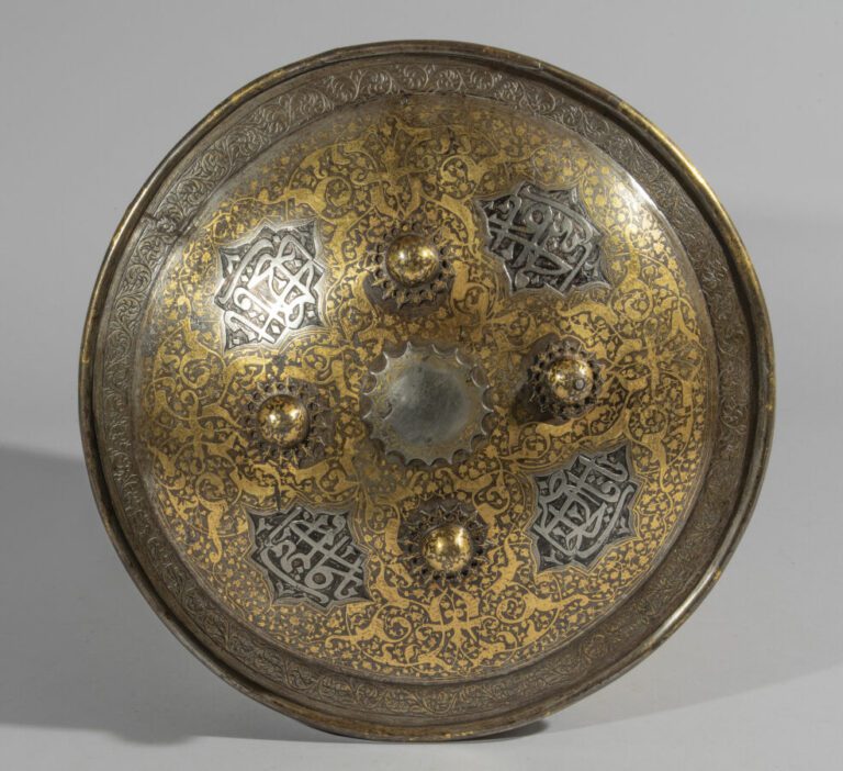 Bouclier separ Persan - Acier damasquiné d'or et gravé - Iran, XIXe siècle - Di…