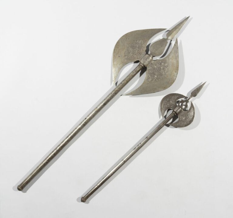 Deux double haches Qadjares - Acier damasquiné d'argent et d'or - Iran, fin du…