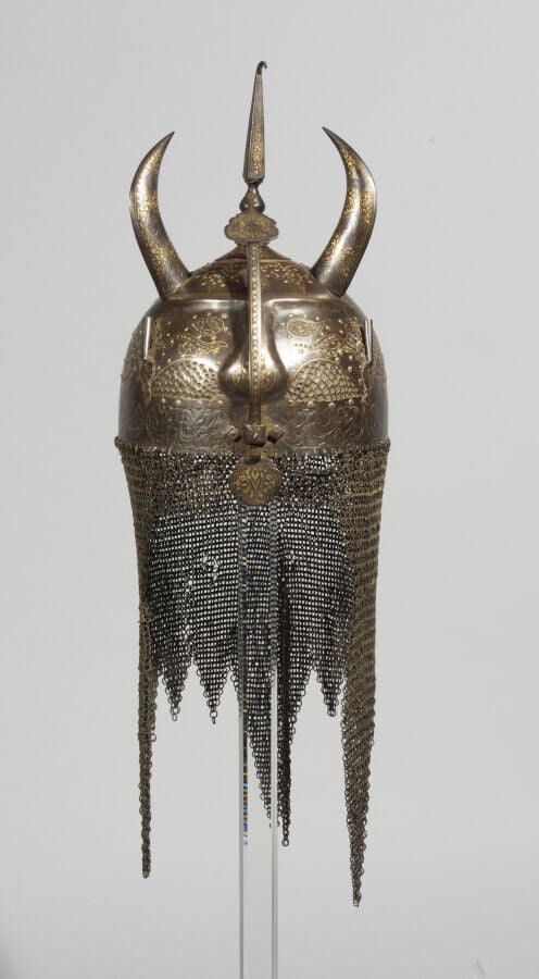 Casque kulah khud persan en forme de tête de div - Acier en partie damasquiné d…