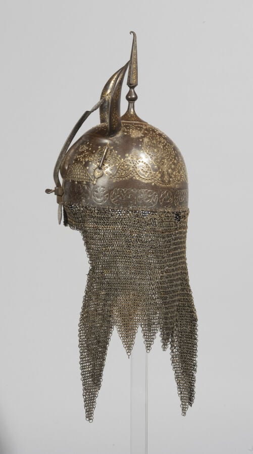 Casque kulah khud persan en forme de tête de div - Acier en partie damasquiné d…