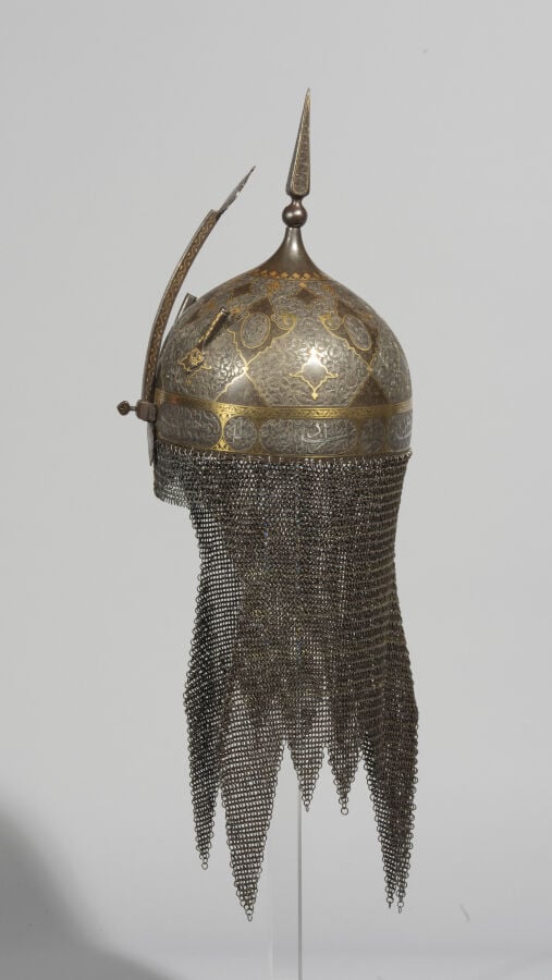 Casque kulah khud Qadjar - Acier à décor ciselé et damasquiné d'or et d'argent…
