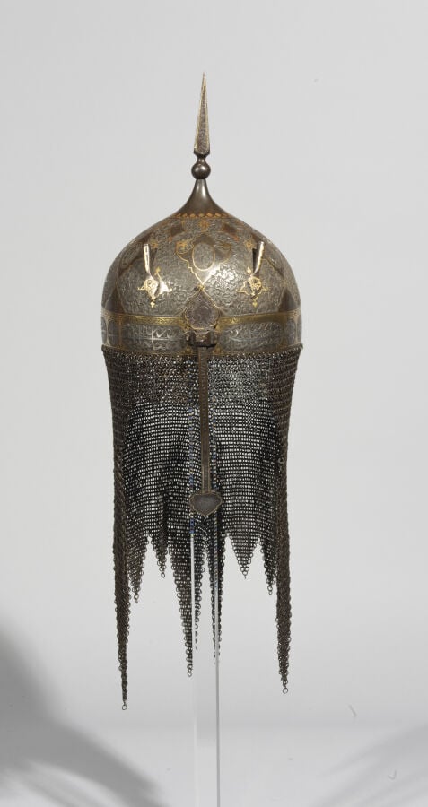 Casque kulah khud Qadjar - Acier à décor ciselé et damasquiné d'or et d'argent…