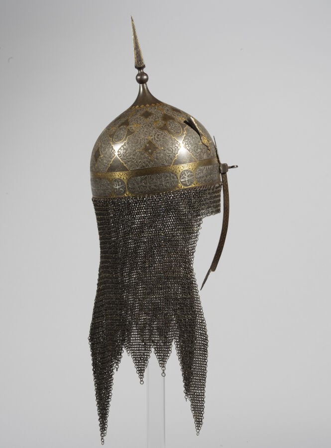 Casque kulah khud Qadjar - Acier à décor ciselé et damasquiné d'or et d'argent…