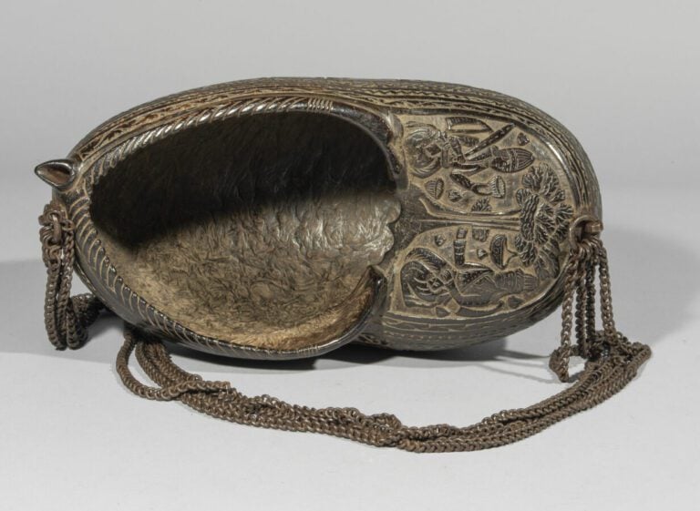 Kashkul - Coco de mer sculptée - Iran, XIXe siècle, période Qadjare - H 12 x 30…