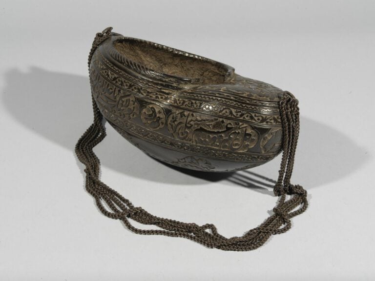 Kashkul - Coco de mer sculptée - Iran, XIXe siècle, période Qadjare - H 12 x 30…