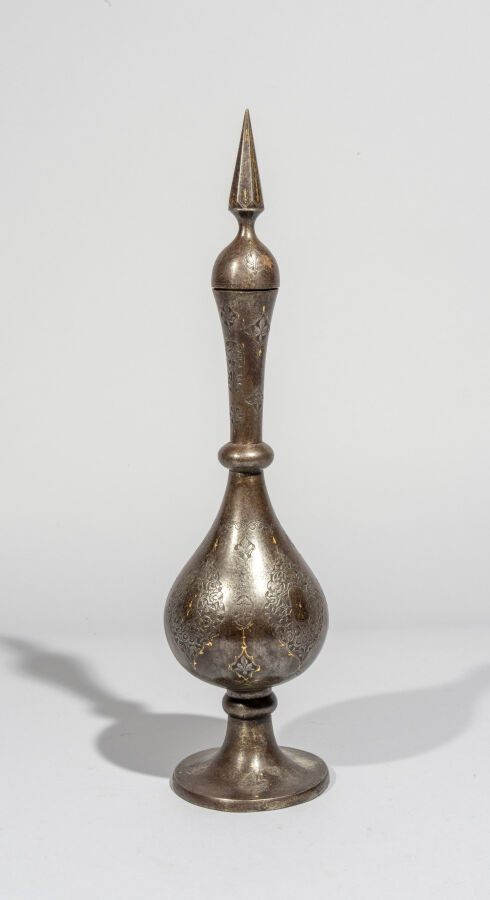 Vase Qadjar - Acier gravé et damasquiné d'or - Iran, XIXe siècle, période Qadja…