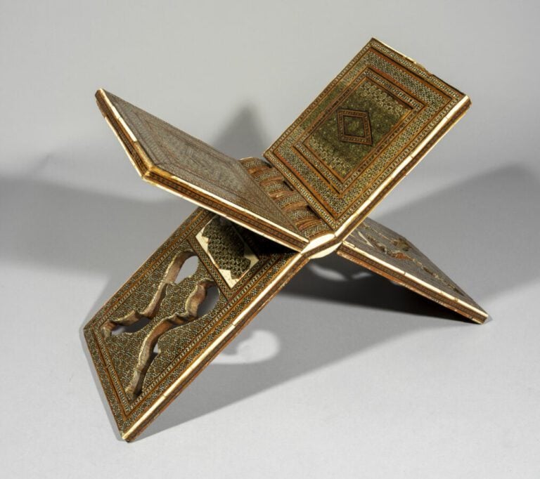 Porte Coran en khatem kari - Marqueterie de bois, étain, os, os teinté et pigme…