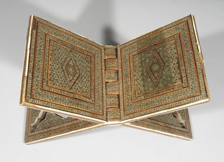 Porte Coran en khatem kari - Marqueterie de bois, étain, os, os teinté et pigme…