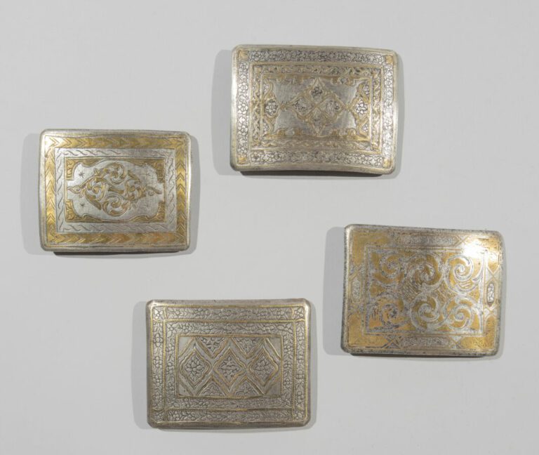 Quatre boucles de ceinture à décor floral - Acier damasquiné - Monde indo-persa…