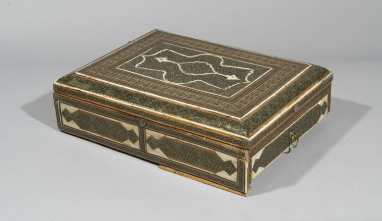 Coffret en khatem kari - Marqueterie de bois, étain, os, os teinté et pigments…