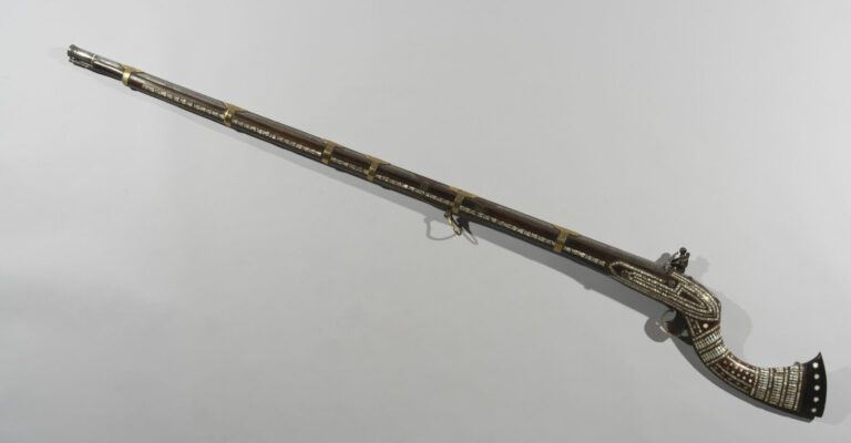 Grand fusil Afghan - Acier, bois, nacre et laiton - Afghanistan, daté 1816 sur…