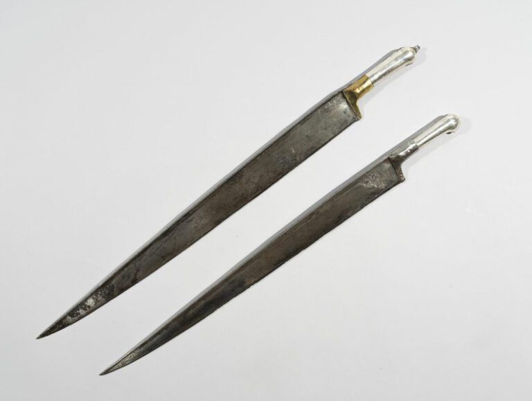 Deux armes dites épées de la passe de Khyber - Acier, laiton et argent - Afghan…