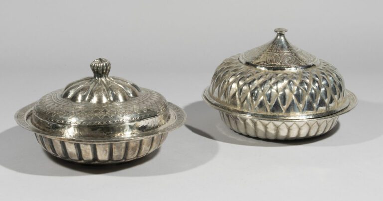 Deux sahans Ottomans à décor de godrons et pointes de diamants - Cuivre argenté…