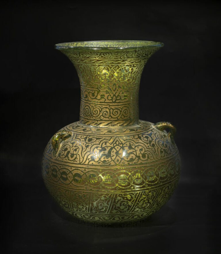 Lampe de mosquée à trois anses en verre vert émaillé. Art ottoman. XIXe siècle.…