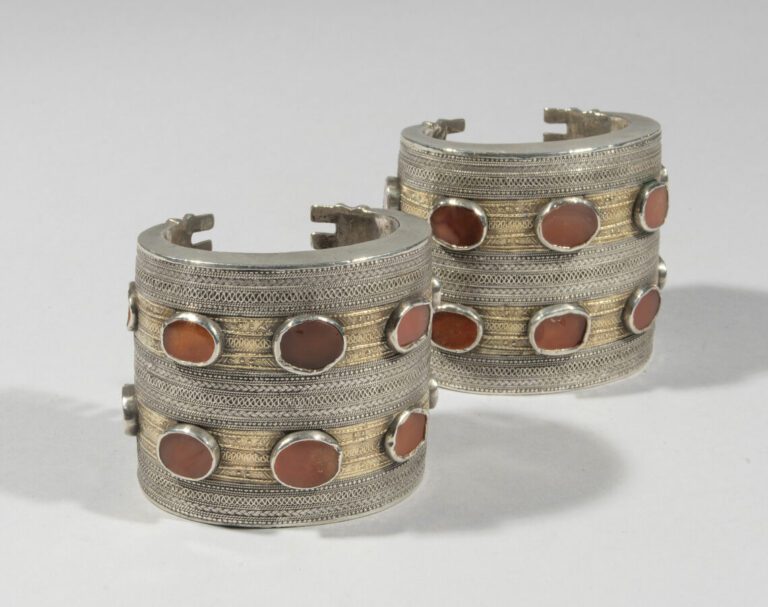 Paire de bracelet Turkmènes - Argent bas-titre en partie filigrané et doré, cor…