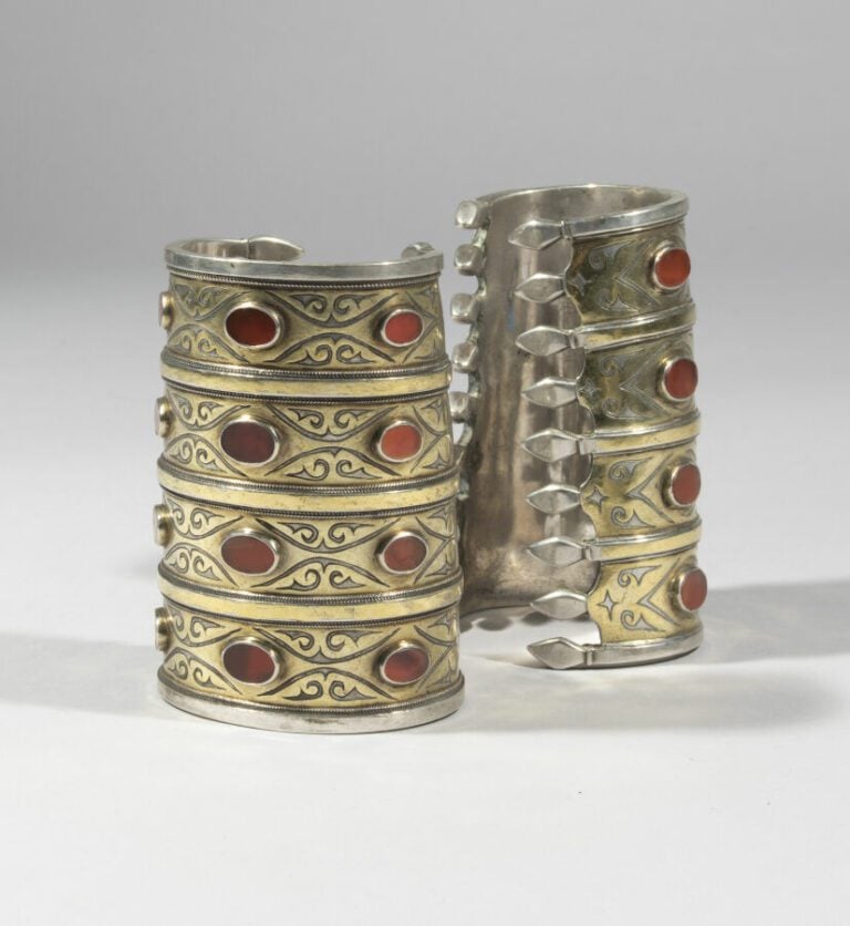Paire de manchettes Turkmènes - Argent en partie doré, cornalines - Turkmenista…