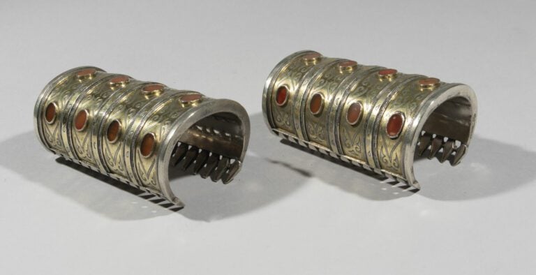 Paire de manchettes Turkmènes - Argent bas-titre en partie doré, cornalines - T…