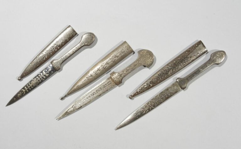 Trois petites dagues damasquinées d'argent à décor floral et calligraphique - A…