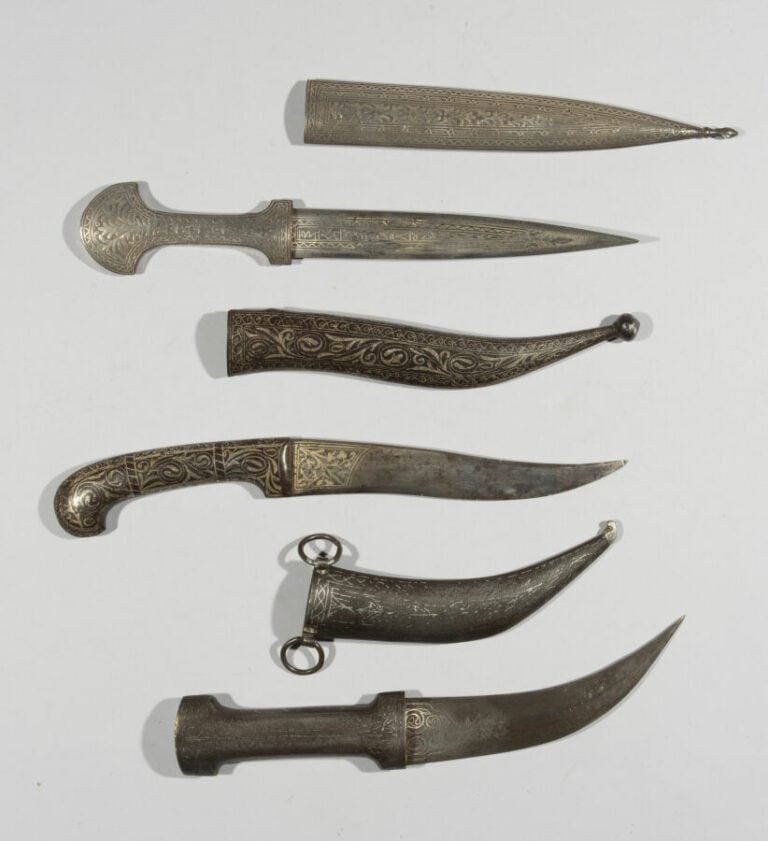Trois dagues damasquinées d'argent à décor floral, géométrique et calligraphiqu…