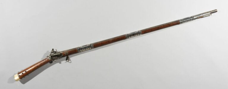 Fusil du Caucase - Acier damasquiné d'or, bois, argent niellé, ivoire marin et…