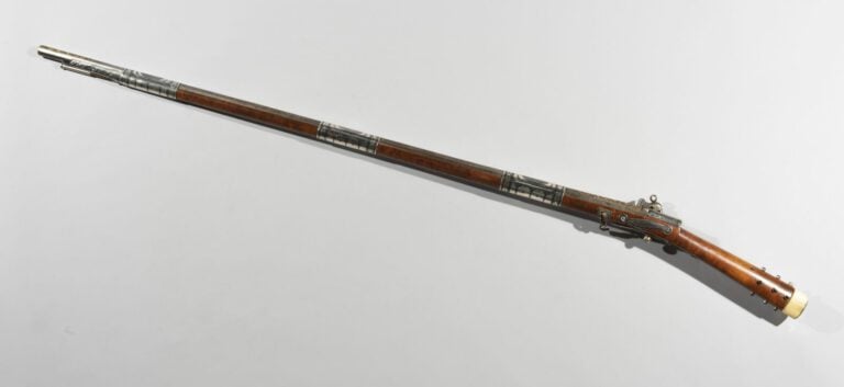 Fusil du Caucase - Acier damasquiné d'or, bois, argent niellé, ivoire marin et…