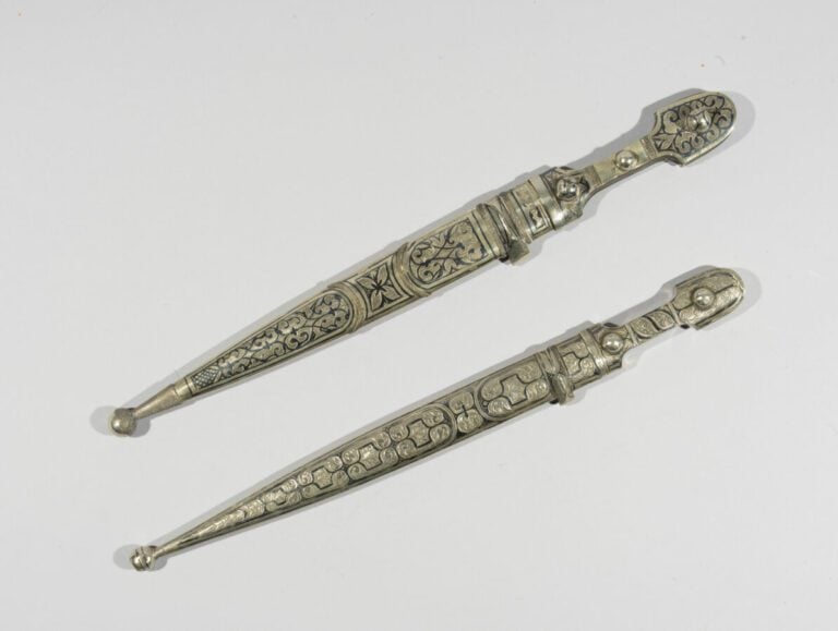 Deux kindjals à décor floral niellé - Acier, argent en partie niellé, corne - C…