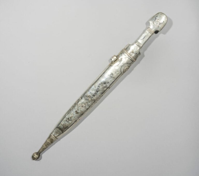 Kindjal - Acier et argent en partie niellé - Caucase - Longueur 53 cm - - Le ma…