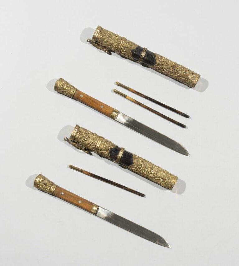 Deux trousses à pique-nique - Bois, laiton, acier - Asie, probablement Chine dé…