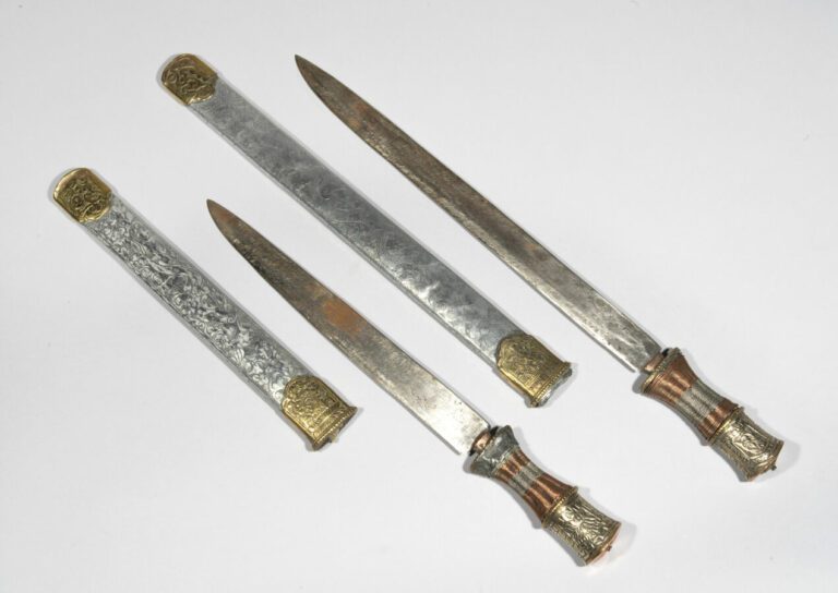 Deux armes de cérémonie sino-tibétaines - Étain, acier, cuivre et laiton - Chin…