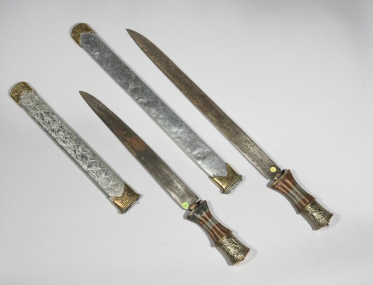 Deux armes de cérémonie sino-tibétaines - Étain, acier, cuivre et laiton - Chin…