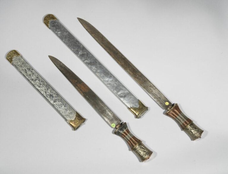 Deux armes de cérémonie sino-tibétaines - Étain, acier, cuivre et laiton - Chin…
