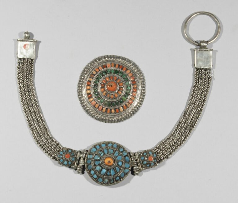 Deux bijoux Himalayens - Argent bas-titre, corail et turquoises - Tibet ou Népa…