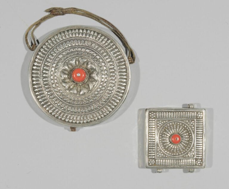 Deux boites reliquaires - Argent bas-titre à décor repoussé, perles de corail,…