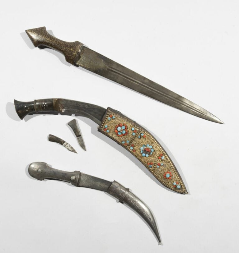 Kukri - Acier, corne, laiton, argent bas-titre, cuir sur âme de bois, métal dor…