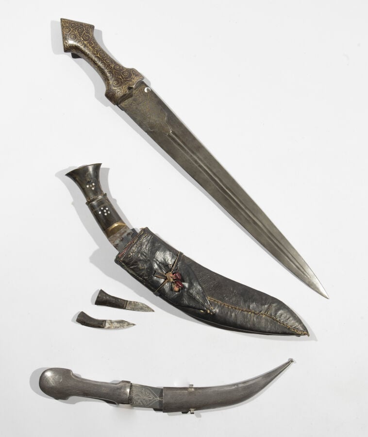 Kukri - Acier, corne, laiton, argent bas-titre, cuir sur âme de bois, métal dor…