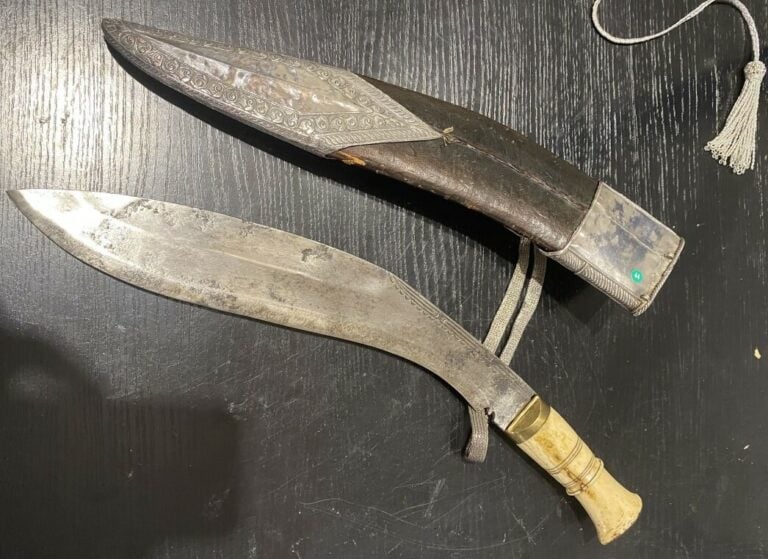 Kukri Népalais - Acier, os, laiton, bois, plaques d'argent bas-titre - Népal, f…