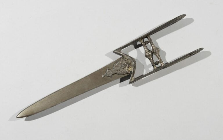 Katar - Acier damasquiné d'argent - Inde, XVIe siècle - Longueur 42,5 cm - - La…