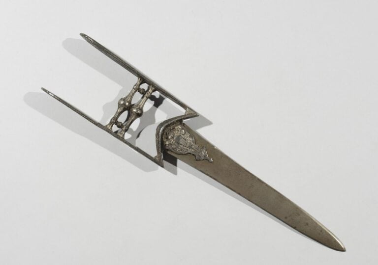 Katar - Acier damasquiné d'argent - Inde, XVIe siècle - Longueur 42,5 cm - - La…