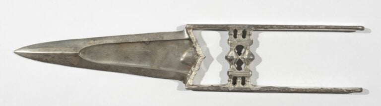 Katar - Acier damasquiné d'argent - Inde, probablement Deccan, XVIIe siècle - L…