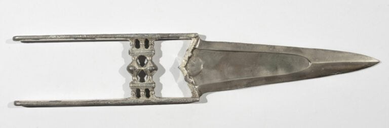 Katar - Acier damasquiné d'argent - Inde, probablement Deccan, XVIIe siècle - L…