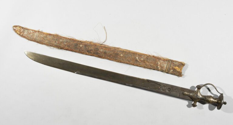 Épée indienne Khanda - Acier en partie incrusté d'or, broderie de fils métalliq…