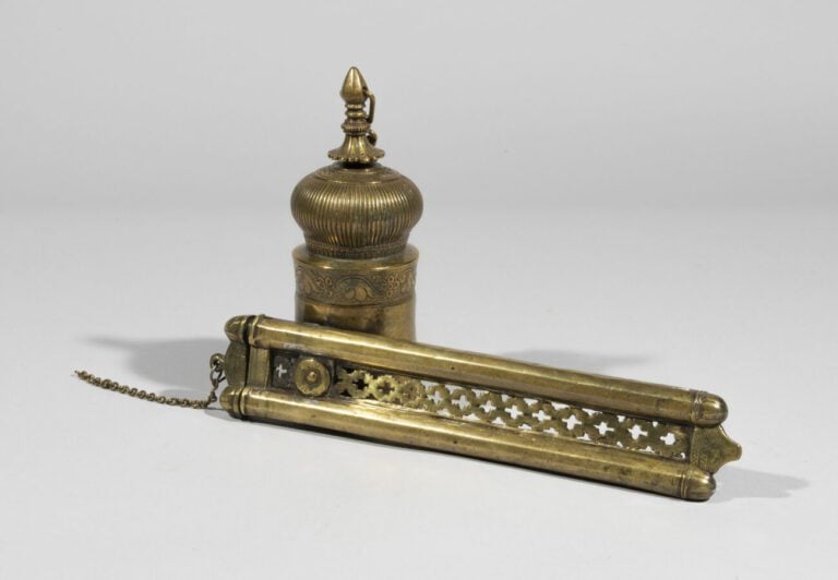 Plumier et encrier divit - Laiton à décor gravé - Inde, Deccan, XVIIe siècle -…