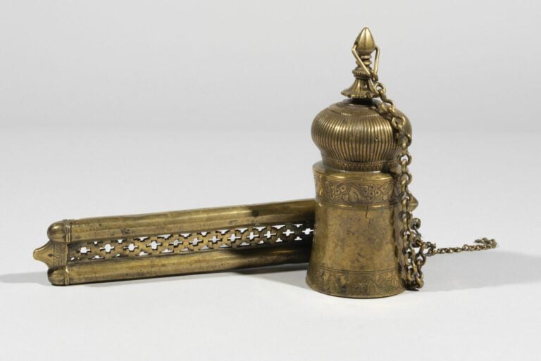 Plumier et encrier divit - Laiton à décor gravé - Inde, Deccan, XVIIe siècle -…