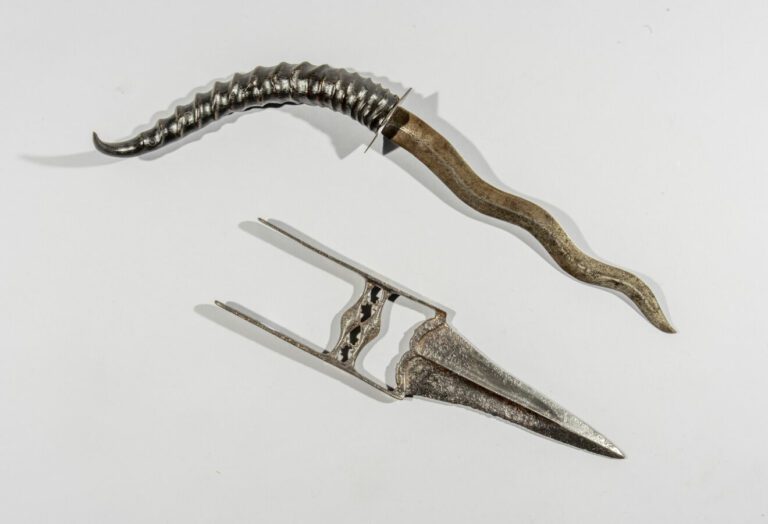 Arme indienne - Acier, corne - Inde, XIXe siècle - Longueur 47 cm - - La poigné…